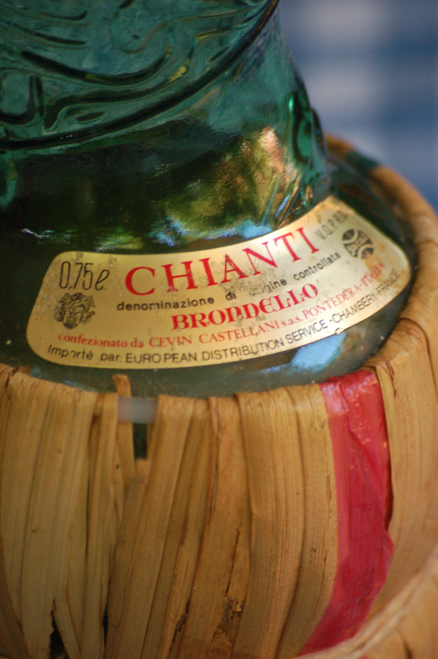 Empoli Genie Bottle, Chianti wicker glass flask, A beautiful Italian vintage wine decanter from the 1950s-60s. Emerald green glass and a spiraling floral embossing along the bottle's convoluted profile. true find
