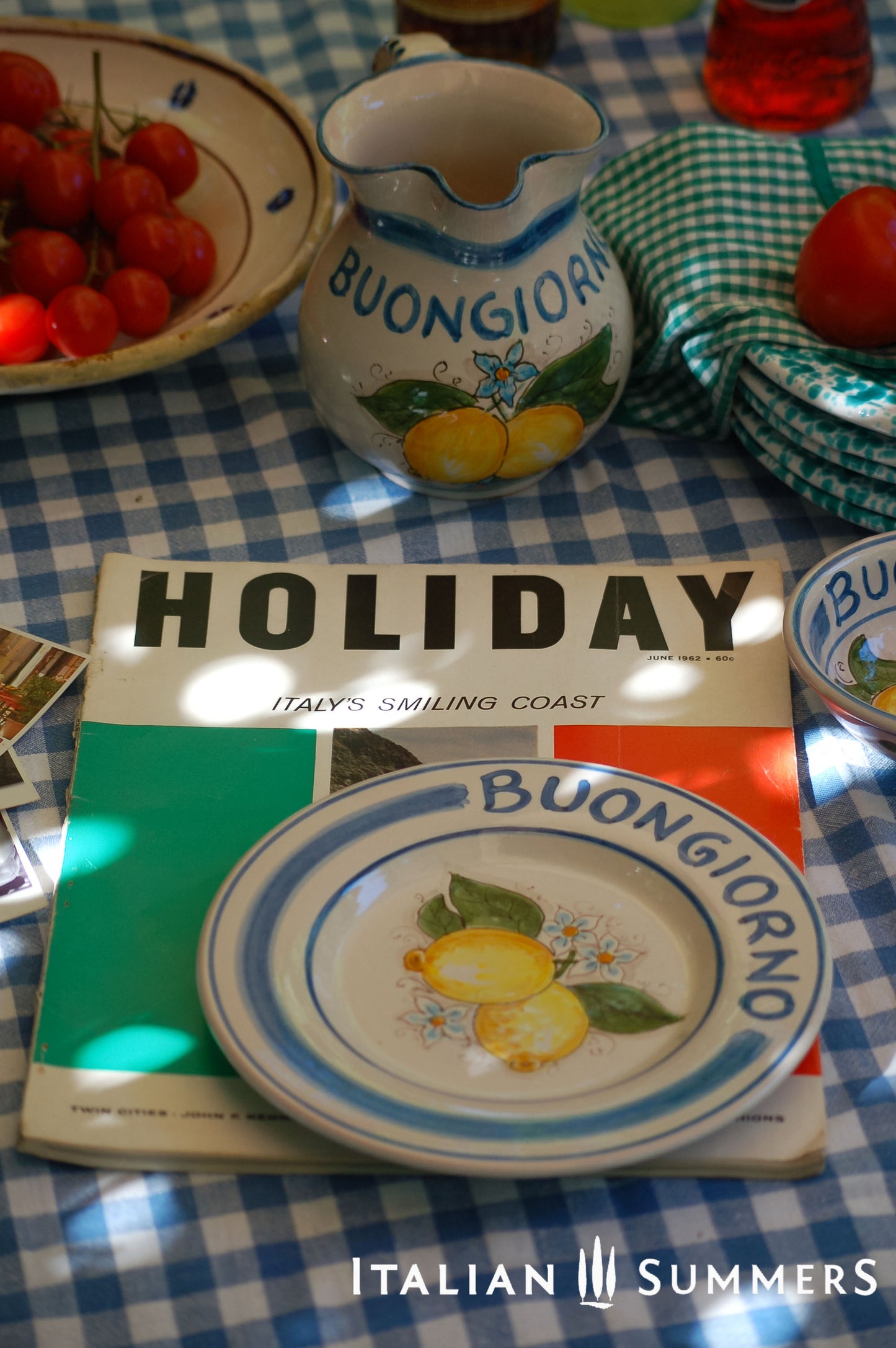 Ceramic plate Buongiorno Limoni handpainted in Sicily. This plate has the quote Biongiorno on the rim - handpainted - And colorfull lemons on the center of the plate with lemon flowers. On the rim of the plate there are blue paint stripes. The blue color is ultra marine. This plate is designed and sold by Italian Summers.