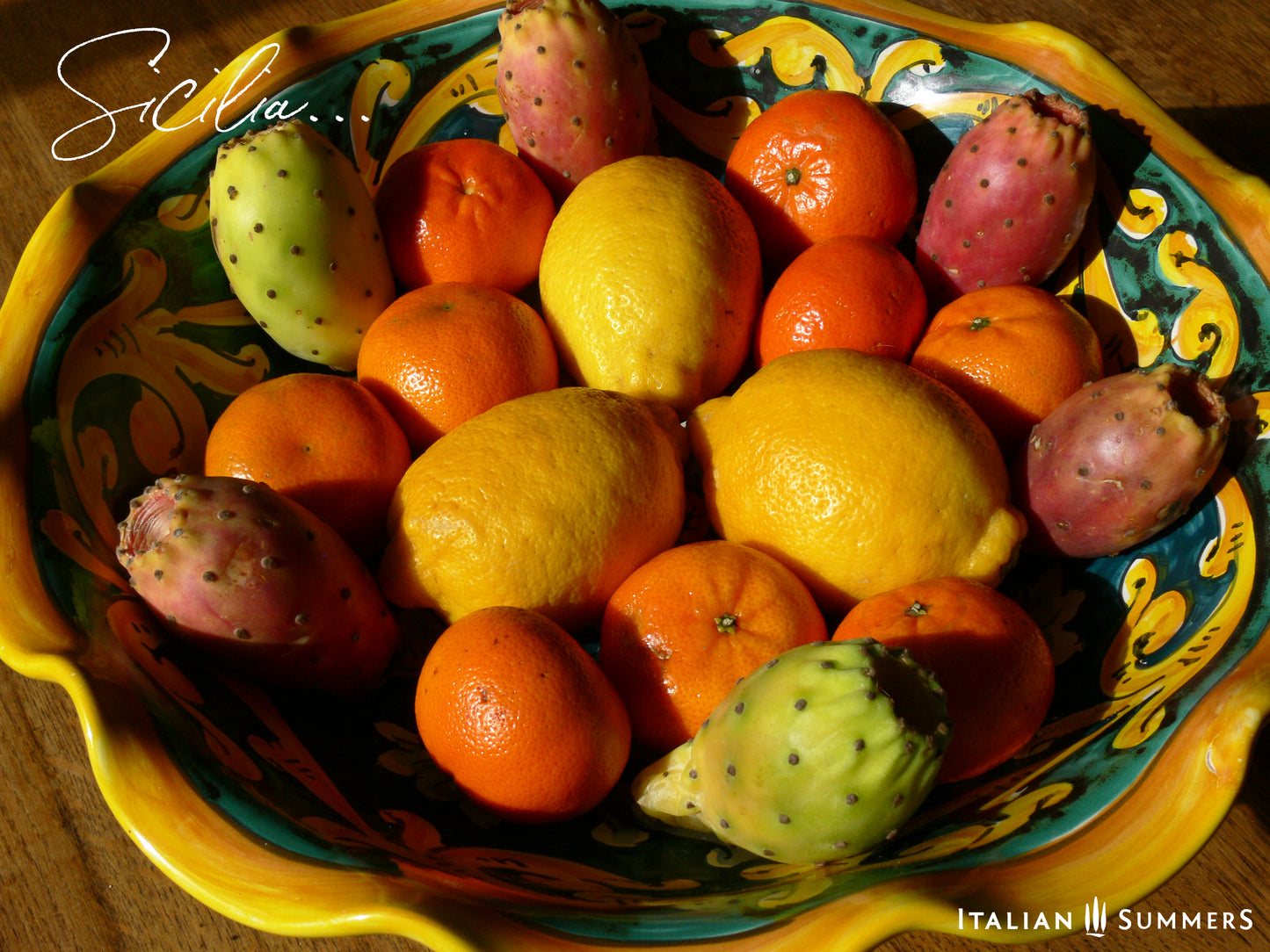 1970-80s Vintage Sicilian Maiolica fruit stand from Caltagirone.
