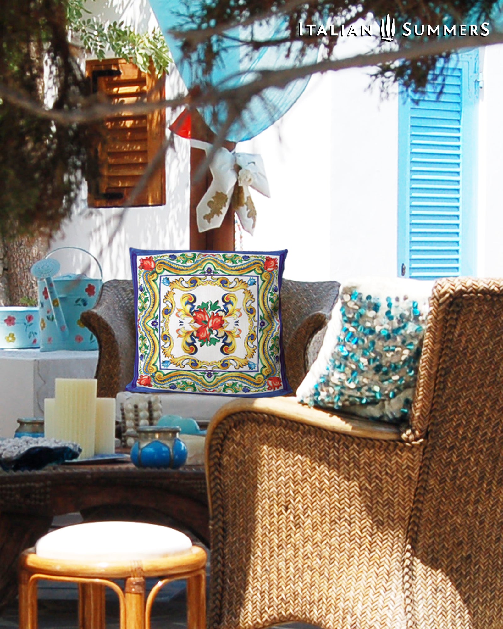 Italy inspired pillow cover with a print of a big Italian Sicilian maiolica tile and flowers. Main colors red, blue yellow and white. On the rim there is a blue trim. Very happy and lively Sicilian print. Made by Italian Summers