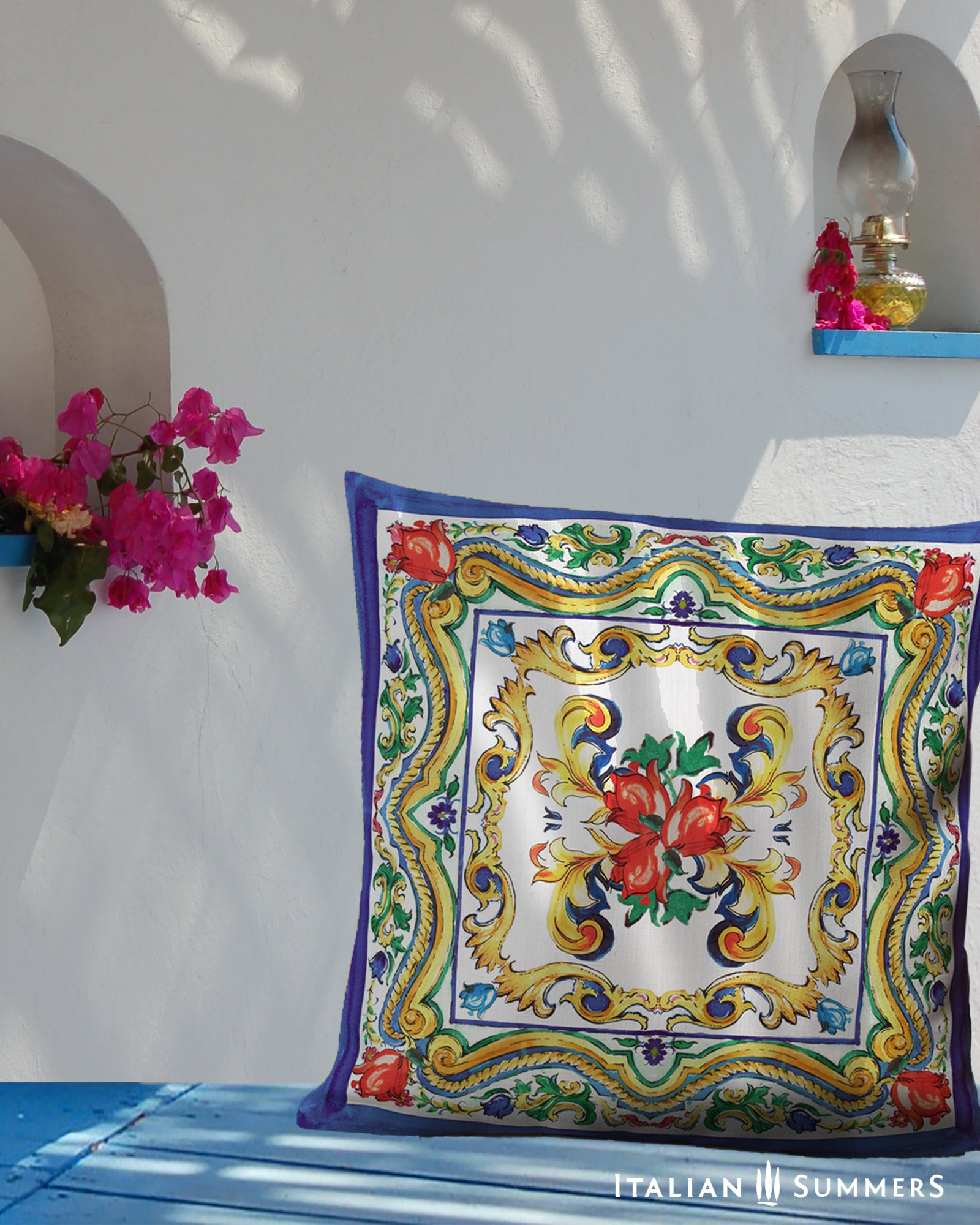 Italy inspired pillow cover with a print of a big Italian Sicilian maiolica tile and flowers. Main colors red, blue yellow and white. On the rim there is a blue trim. Very happy and lively Sicilian print. Made by Italian Summers