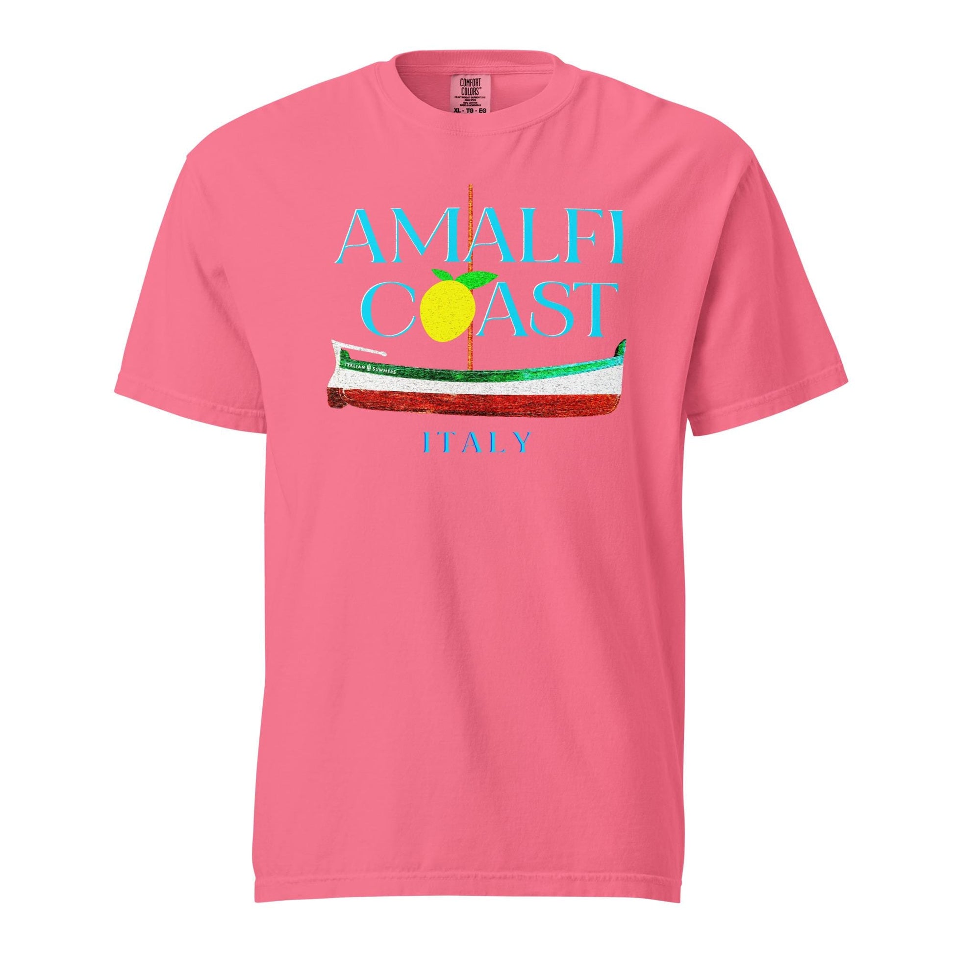 A  warm pink cotton T shirt with blue text: AMALFI COAST, the O in Coast is a yellow stylized lemon with two leaves.
Under the text is a traditional Amalfi coast boat called a Gozzo, in the traditional colors of the Italian flag, green, white, red.
The text ITALY in light blue ends the composition on the bottom.