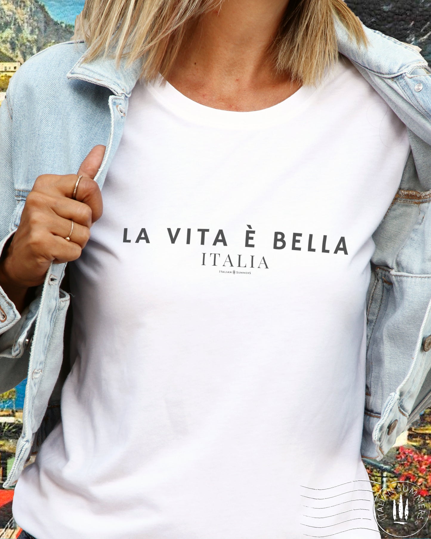 A girl is wearing a white crew-neck t Shirt with the text: La Vita e' Bella, ITALIA