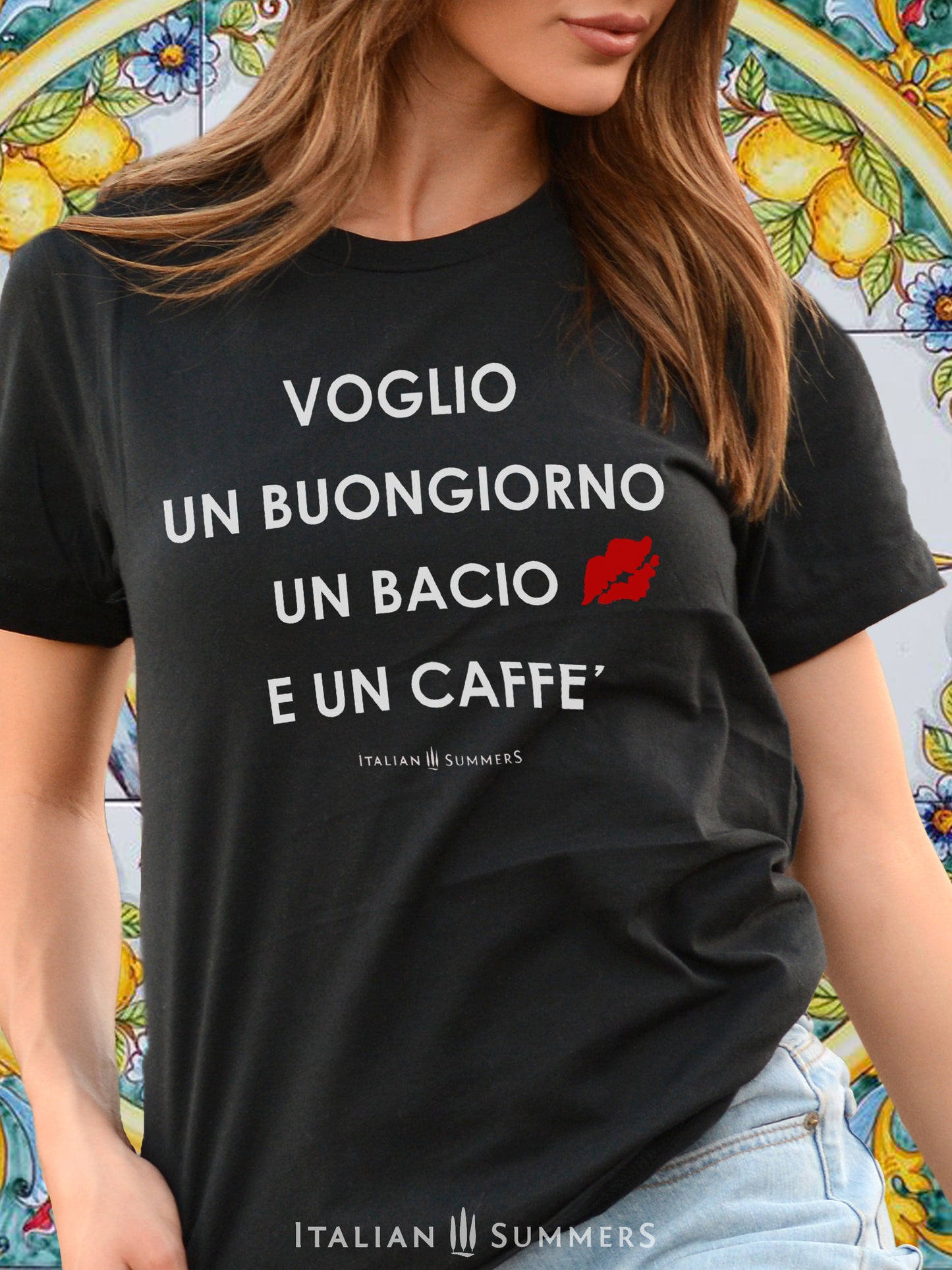 Itay inspired black cotton crew-neck unisex T shirt  with the Italian phrase: "Voglio un Buongiorno un Bacio e un Caffe'"  (I want a good-mornig, a kiss and a coffee)  printed in white, with a red kiss stamped on the left chest