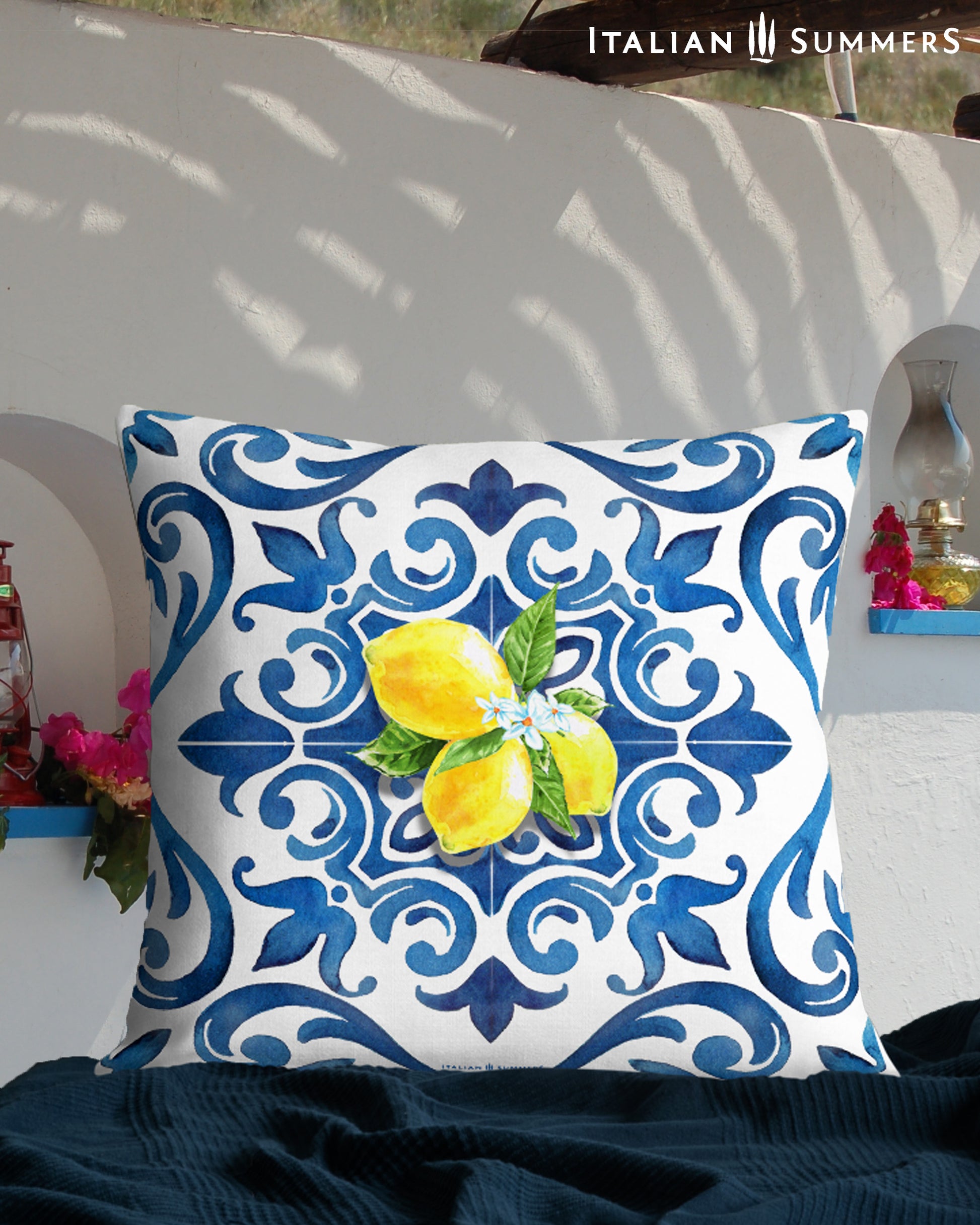 Italy inspired square pillow printed with a big blue white tile. In the center of the tile there is a bundle of big Sorrento lemons. Gives a true Italian summer feeling to your livingroom or terras. Made by Italian Summers.