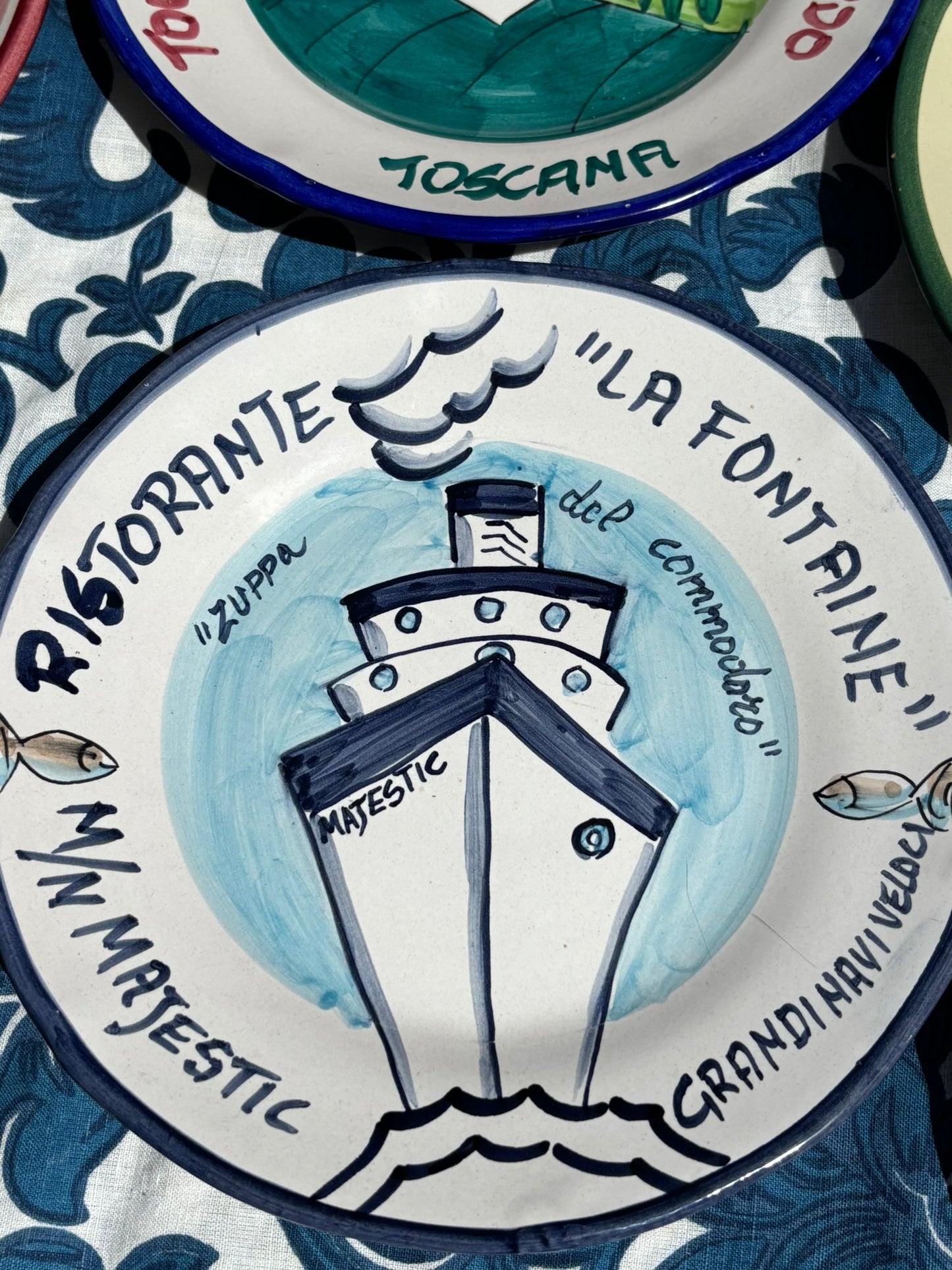 Italian decorative plate in ceramic with a handpainted ship illustration and text, Ristorante La Fontaine. Majestic Grandi Navi Veloci. All in navy blue color