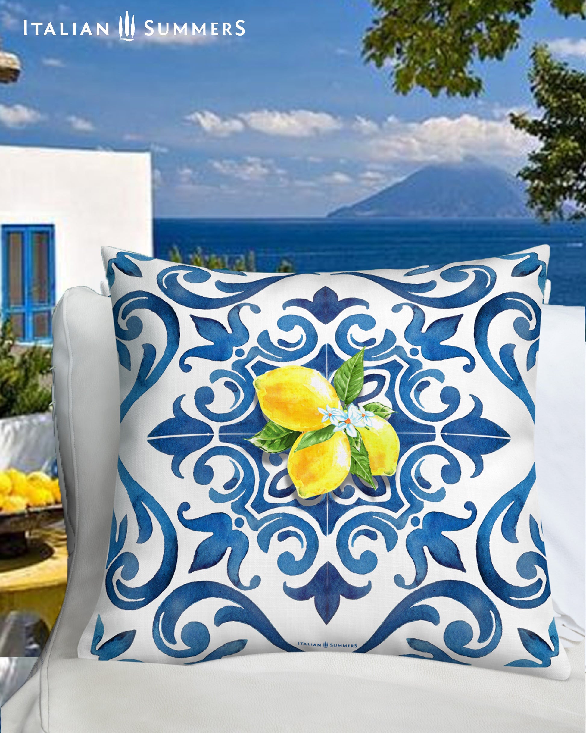 Italy inspired square pillow printed with a big blue white tile. In the center of the tile there is a bundle of big Sorrento lemons. Gives a true Italian summer feeling to your livingroom or terras. Made by Italian Summers.