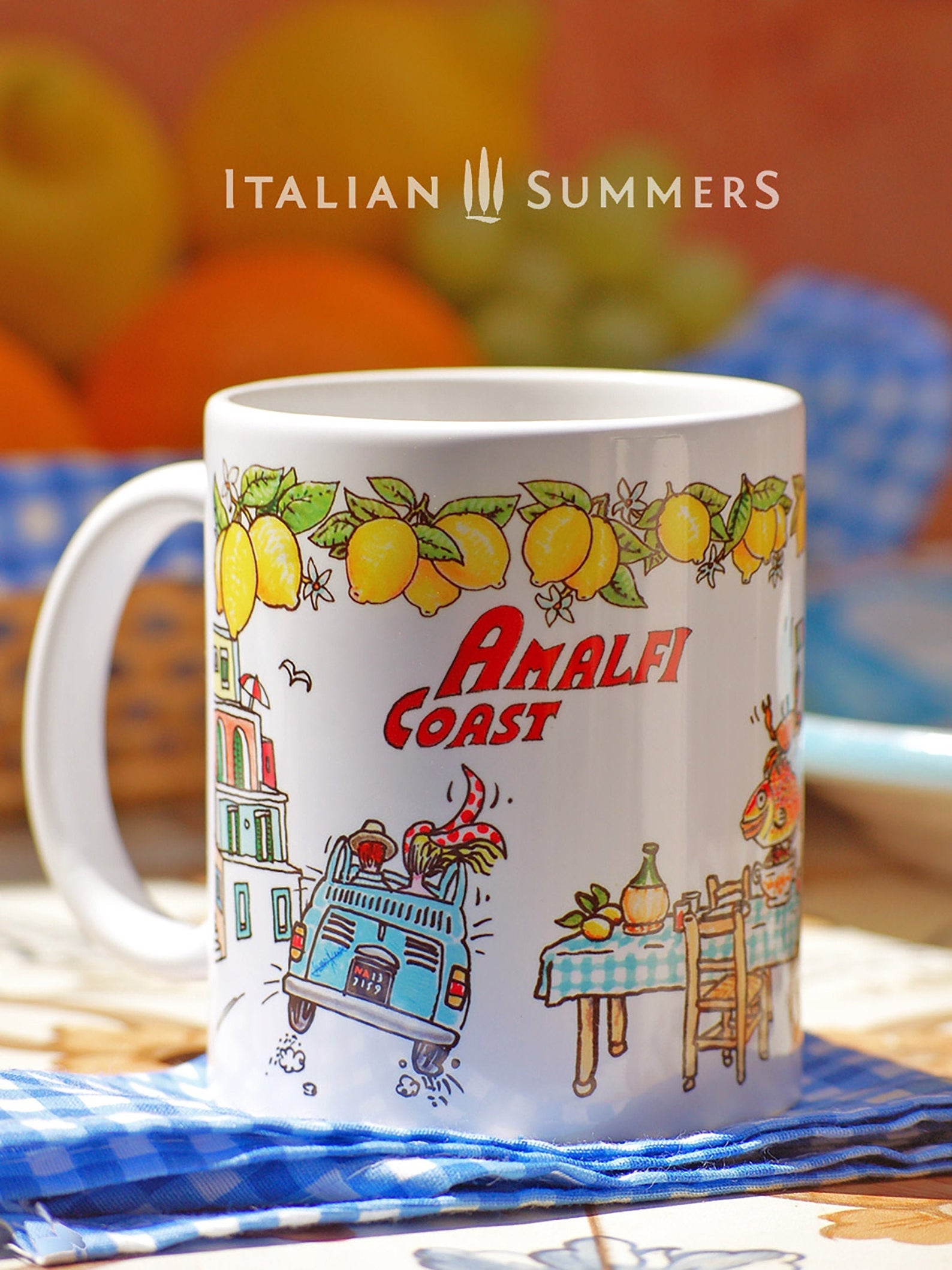 Italy | Amalfi Coast inspired mug with sketches that refer to the Amalfi Coast | Positano. There is a light blue vintage Cinquecento cabrio with a man and a woman seen from the back, the colorful houses of the Amalfi coast, a long table with a blue checkered table cloth, lemons, wine, a smiling fish and a crab with an Italian flag. On the rim there is a lemon garland and in the middle the red writing Amalfi coast. A really happy mug! Made by Italian Summers.