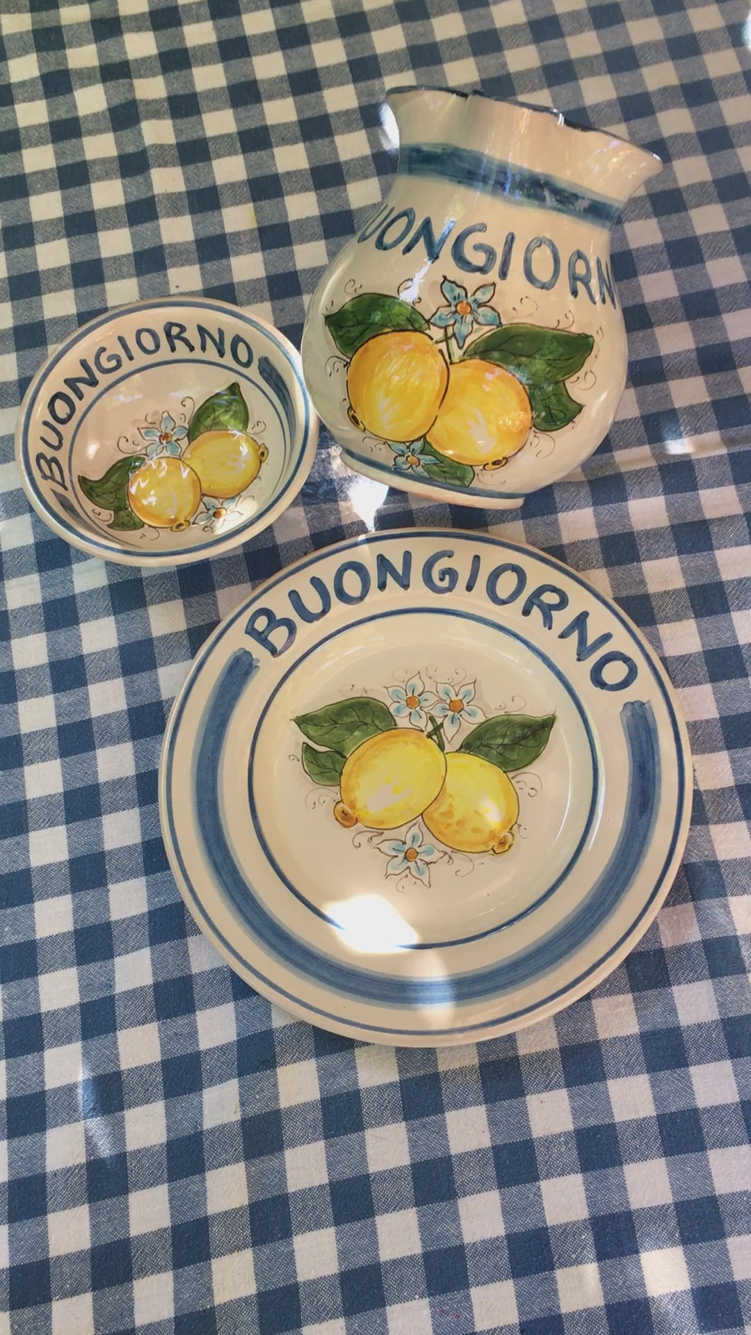 Ceramic plate Buongiorno Limoni handpainted in Sicily. This  plate has the quote Biongiorno on the rim - handpainted  - And colorfull lemons on the center of the plate  with lemon flowers. On the rim of the plate there are blue paint stripes. The blue color is ultra marine. This plate is designed and sold by Italian Summers.